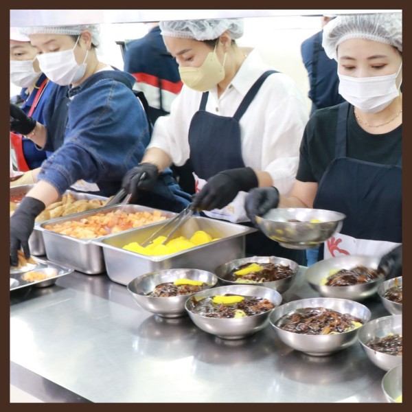 오늘 복지관 2층 식당에서는사랑누리봉사단과 함께하는“행복나눔밥상”이 진행되었습니다 ‘사랑누리봉사단’에서는식당을 이용해 주시는이용인들을 위해맛있는 짜장면을 준비해주셨습니다 덕분에 모두들 즐겁고 든든한한 끼 식사를 할 수 있었습니다오늘의 소중한 시간을만들어 주신 사랑누리봉사단과사단법인 다솜복지회 이승수회장님께 다시한번 감사의 말씀을 전합니다 앞으로도 지속적인 활동을 통해지역사회의 나 (2).jpg